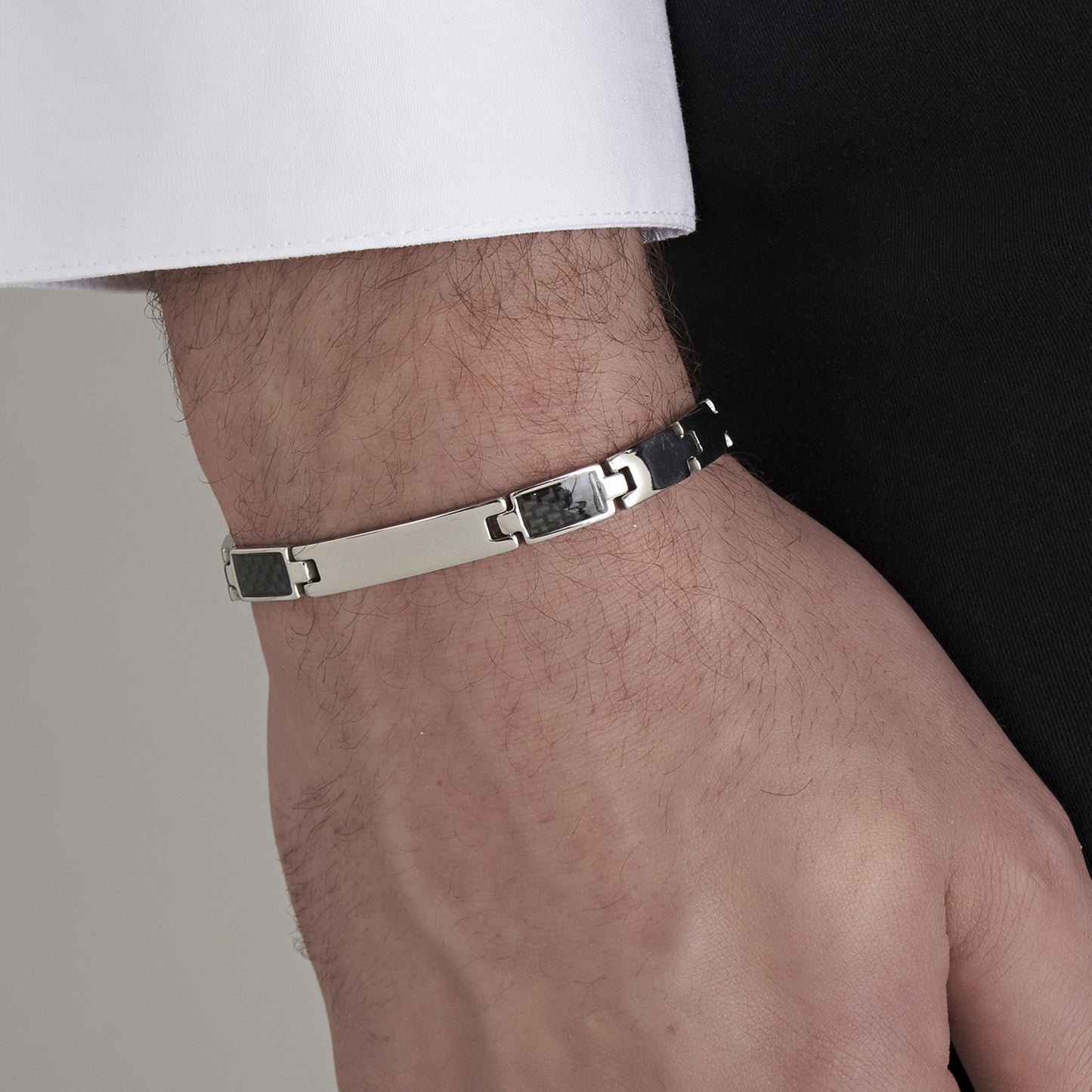 HERRENARMBAND MIT STAHLPLATTE UND SCHWARZEN ELEMENTEN