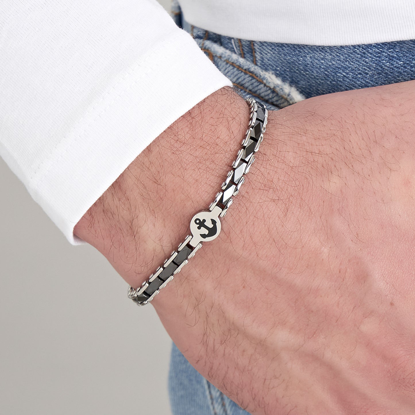 HERRENARMBAND AUS STAHL MIT SCHWARZEN KERAMIKELEMENTEN MIT ANKER