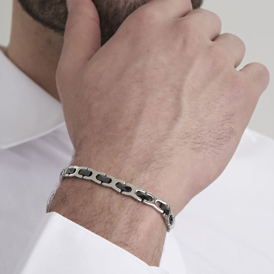 HERRENARMBAND AUS STAHL MIT SCHWARZEN KERAMIKELEMENTEN