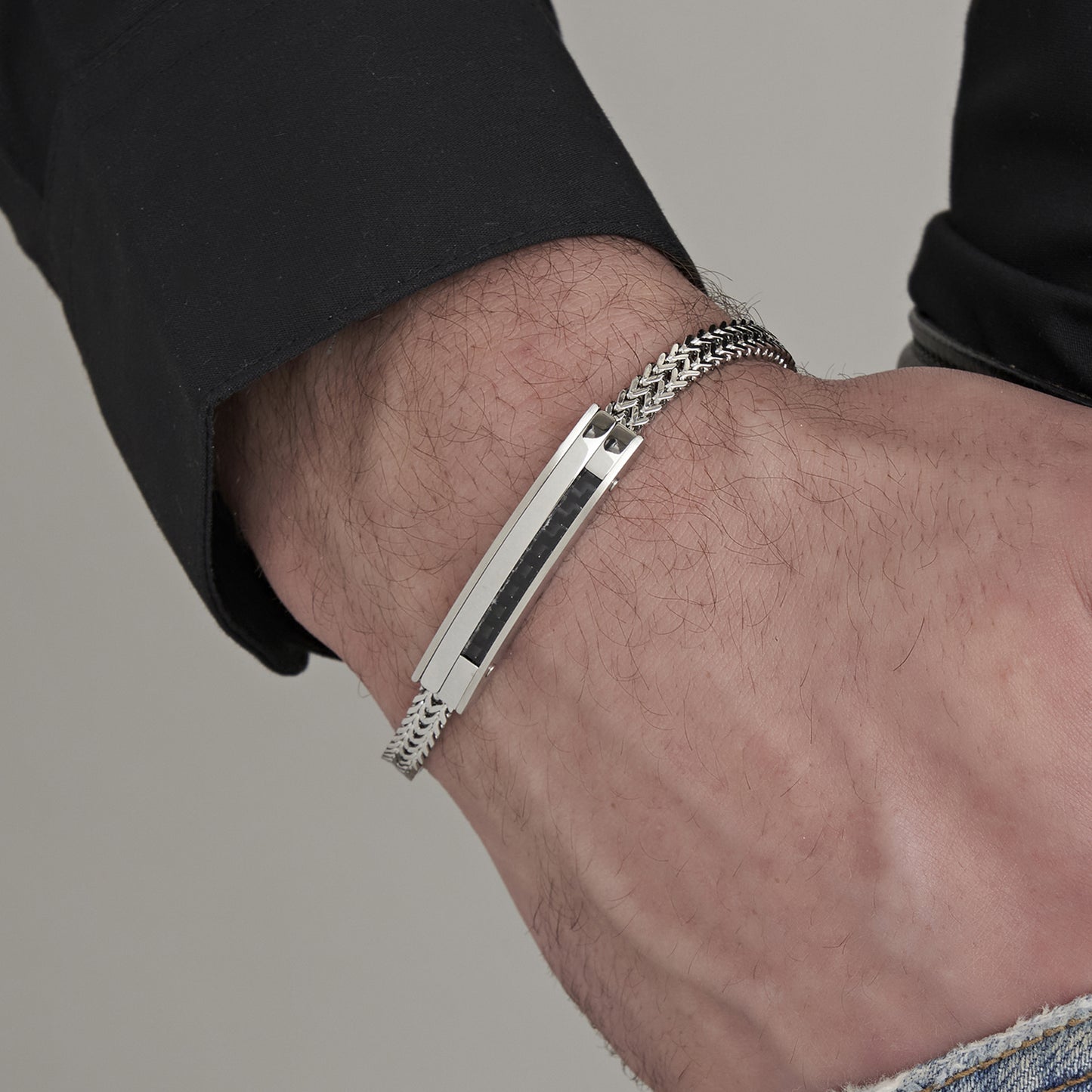 HERRENARMBAND AUS STAHL MIT KARBONFASERPLATTE UND SCHWARZEM ELEMENT