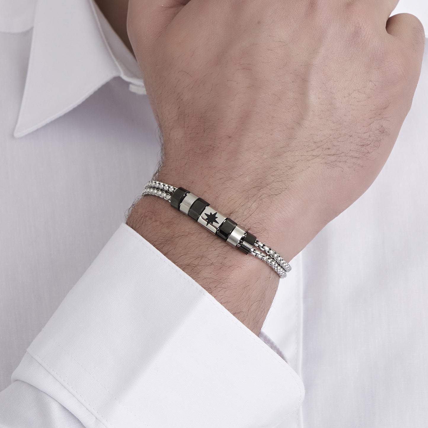 HERRENARMBAND AUS STAHL MIT SCHWARZEN IP-ELEMENTEN UND KOMPASSROSE