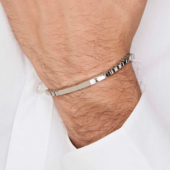 HERRENARMBAND AUS STAHL MIT SCHWARZER PLATTE UND KRISTALLEN