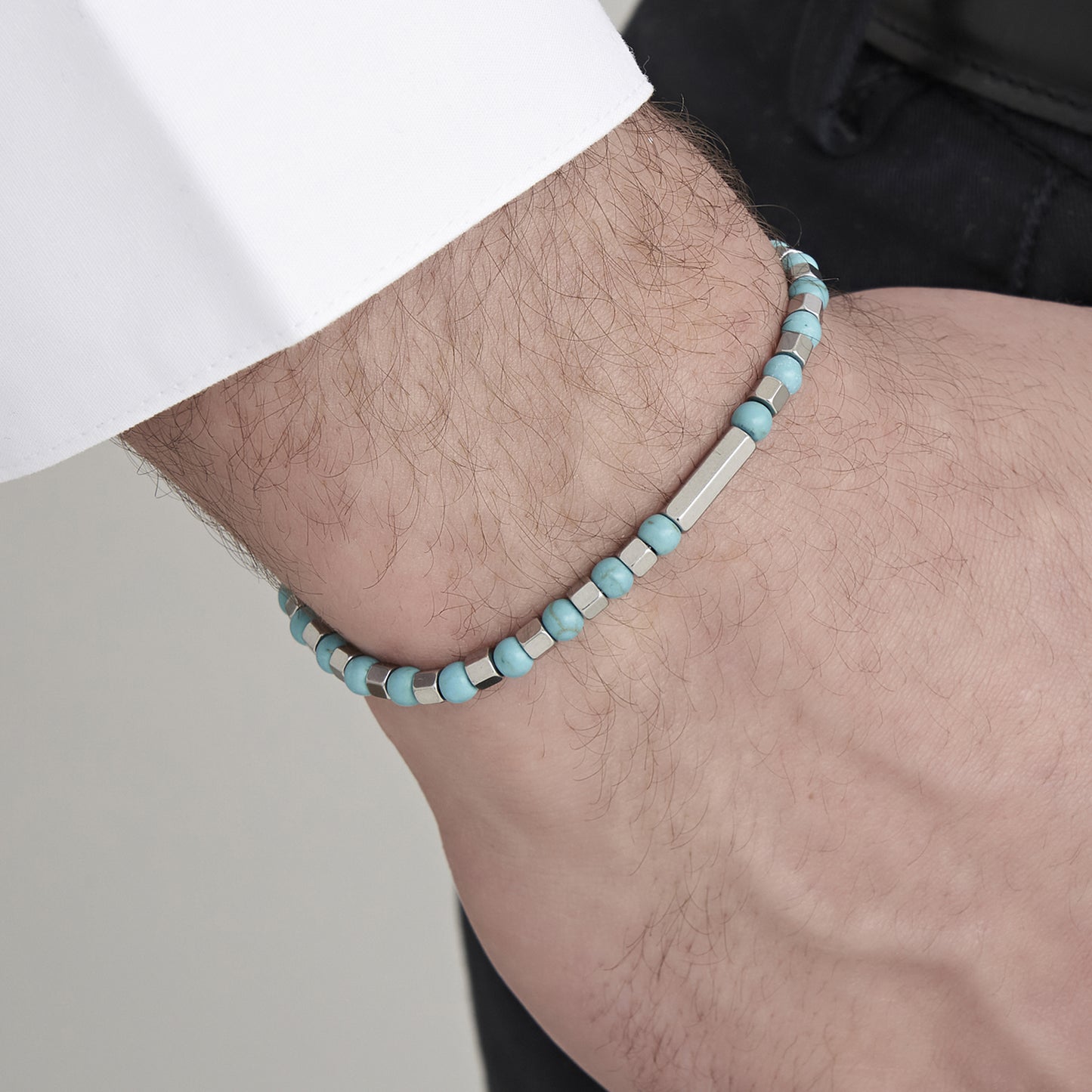 HERRENARMBAND AUS STAHL MIT TÜRKISFARBENEN STEINEN