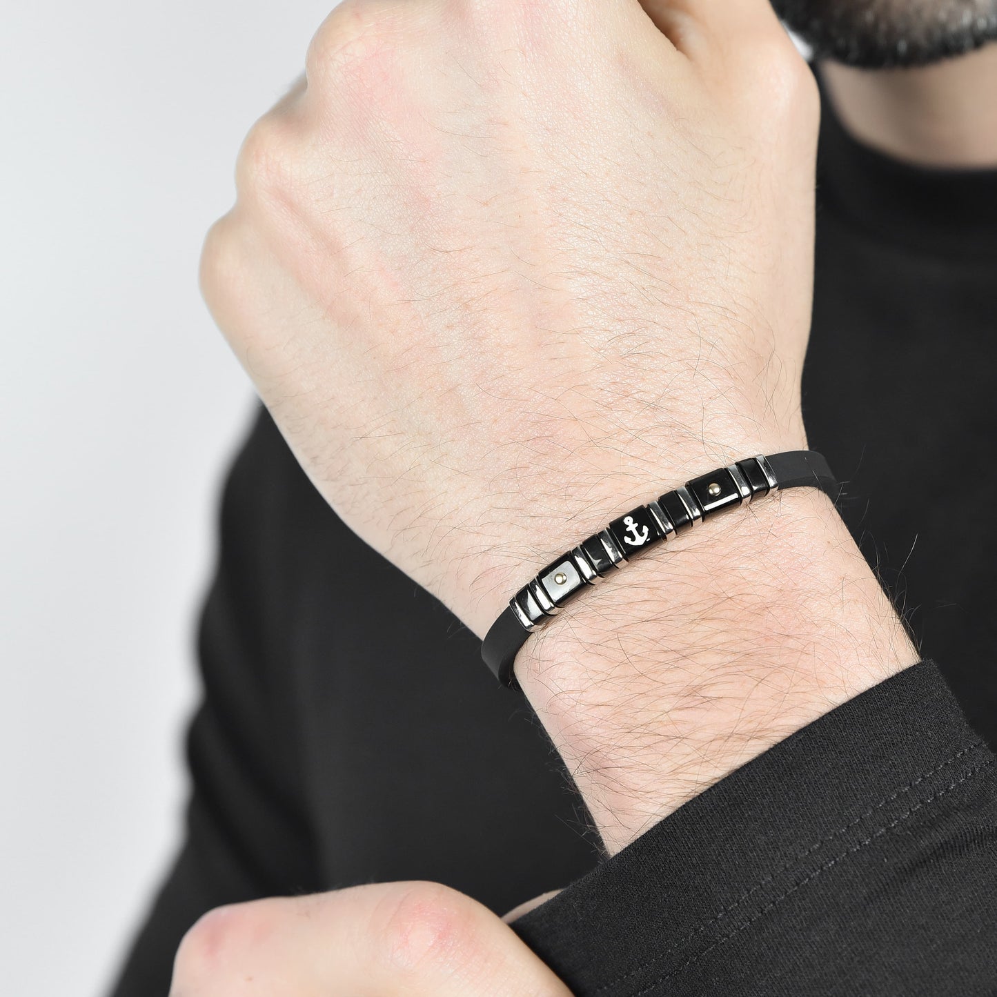 SCHWARZES SILIKONARMBAND FÜR HERREN MIT STAHLELEMENTEN, IP SCHWARZ UND GOLD MIT ANKER