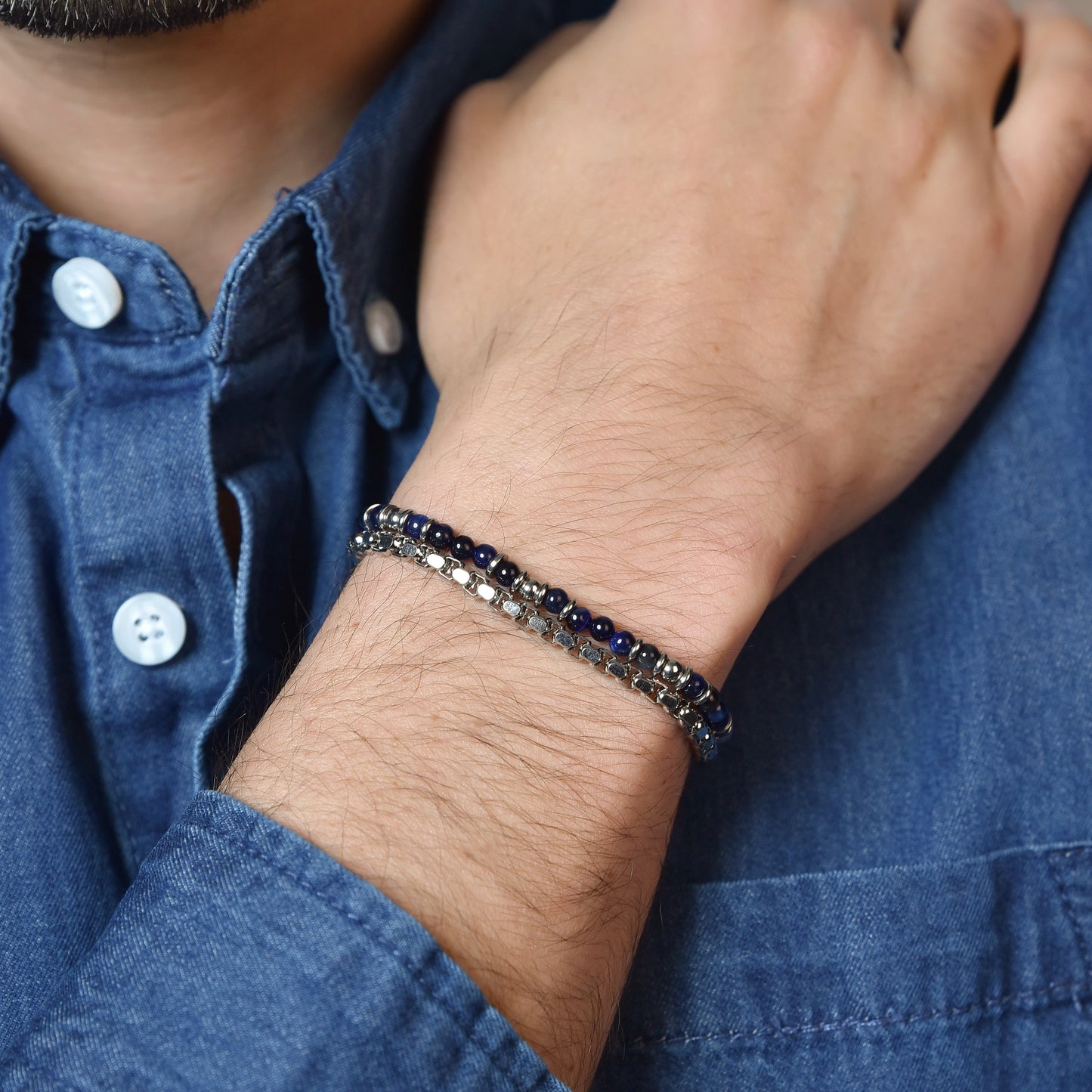 HERRENARMBAND AUS STAHL MIT BLAUEN STEINEN UND STAHLELEMENTEN