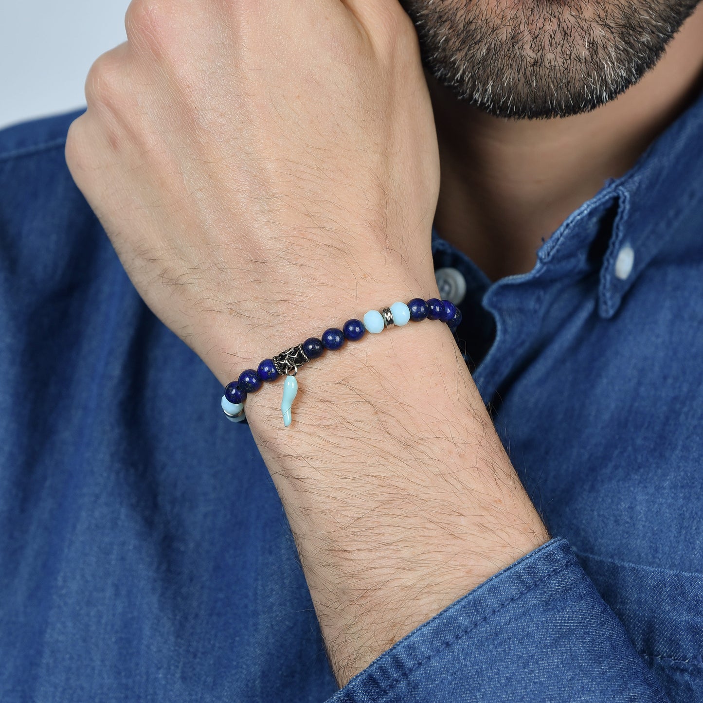 ELASTISCHES HERRENARMBAND MIT BLAUEN UND GRÜNEN STEINEN UND TÜRKISFARBENEM HORN