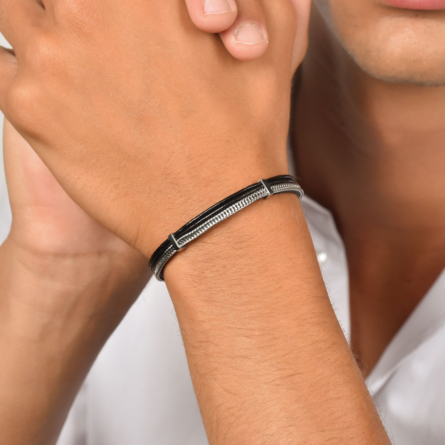 HERRENARMBAND AUS SCHWARZEM LEDER MIT STAHLELEMENTEN