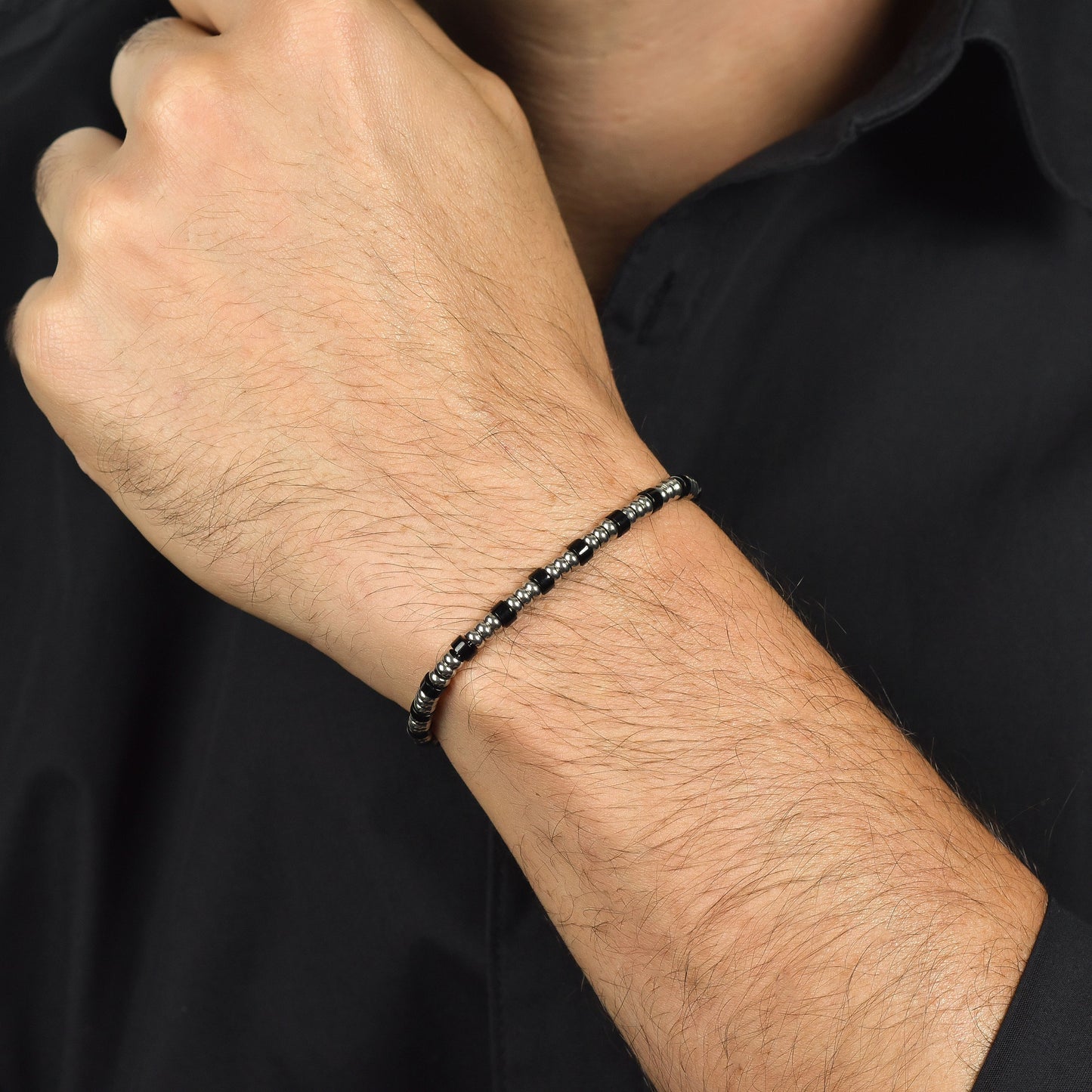 HERRENARMBAND AUS STAHL MIT SILBERNEN ELEMENTEN UND SCHWARZEN STEINEN