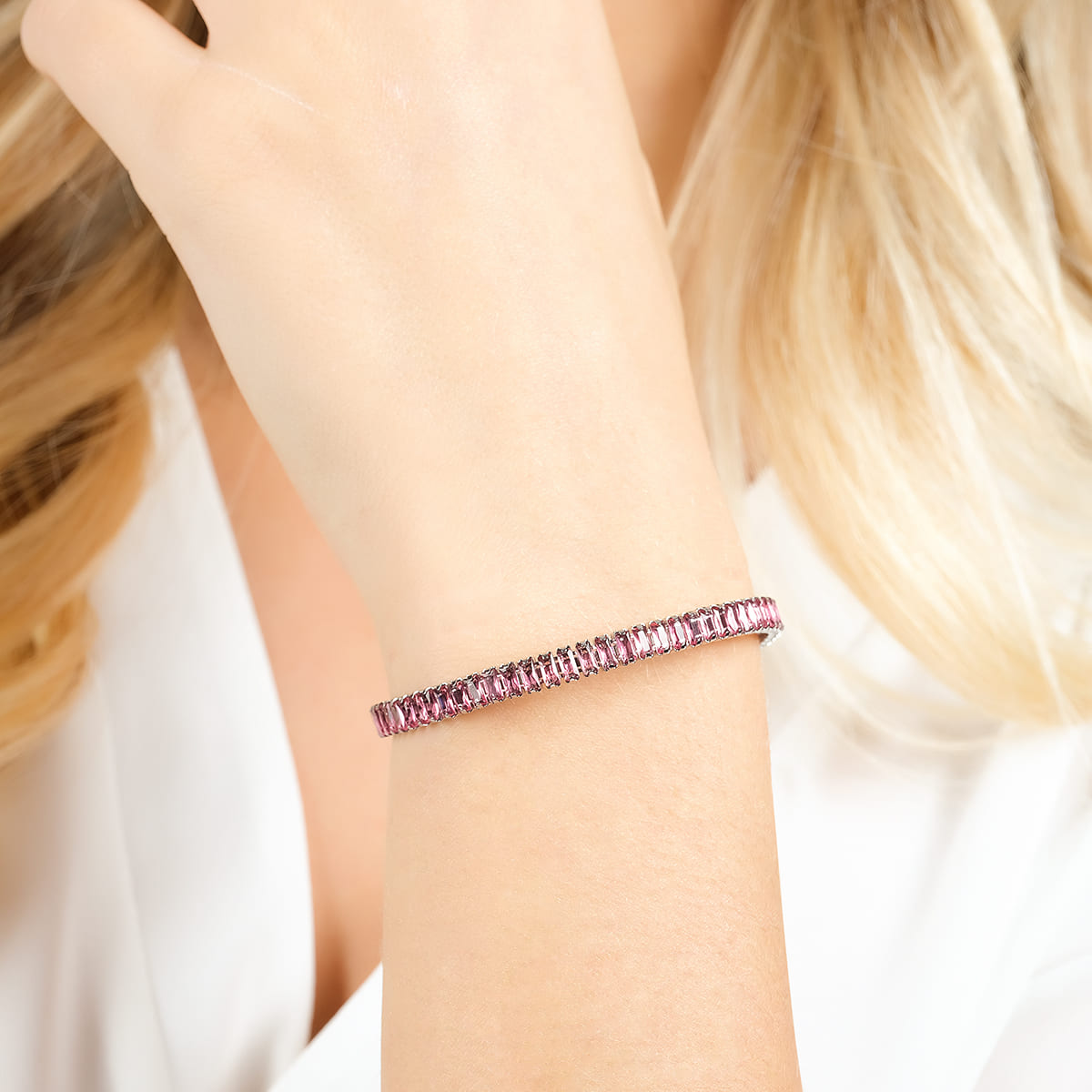 DAMENARMBAND AUS STAHL MIT FUCHSIAFARBENEN KRISTALLEN