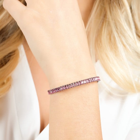 DAMENARMBAND AUS STAHL MIT FUCHSIAFARBENEN KRISTALLEN