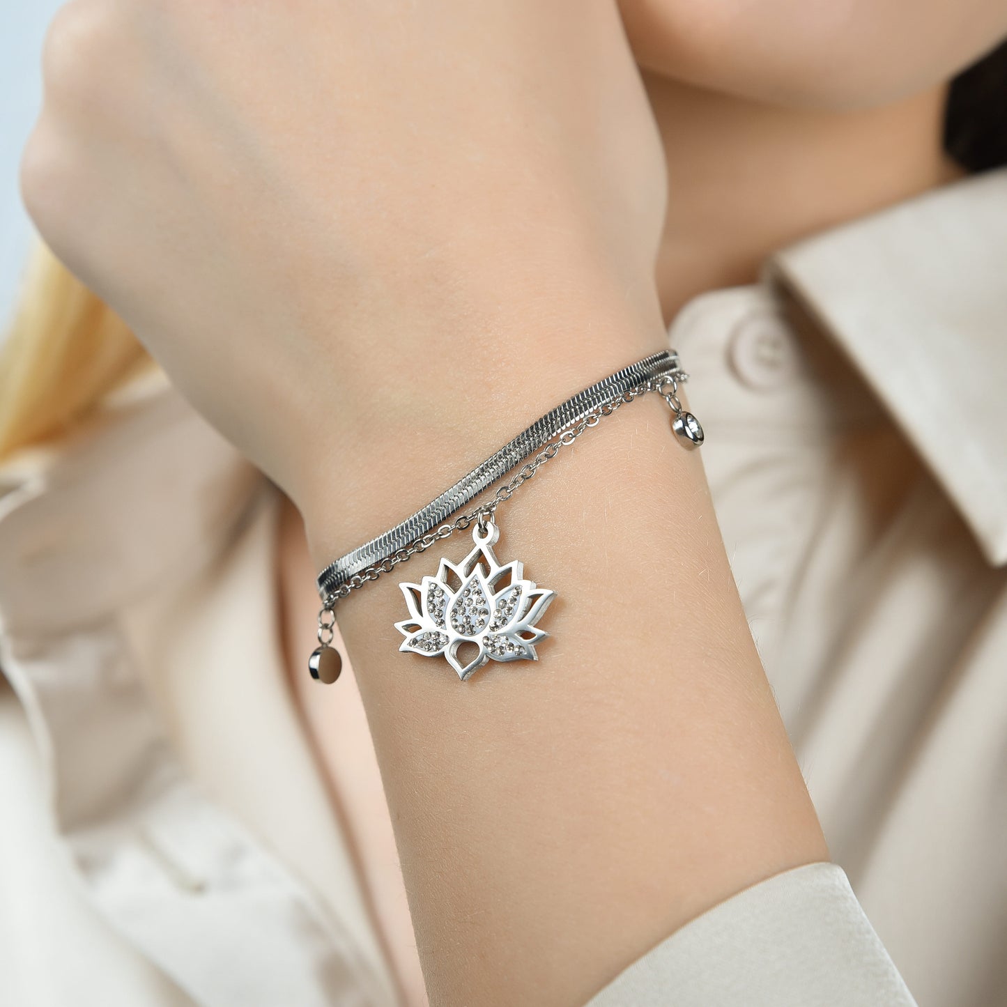 DAMENARMBAND AUS STAHL MIT LOTUSBLUME UND WEISSEN KRISTALLEN